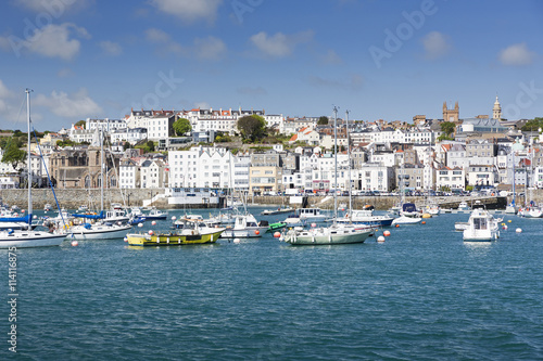 Die Stadt Saint Peter Port auf Guernsey  UK