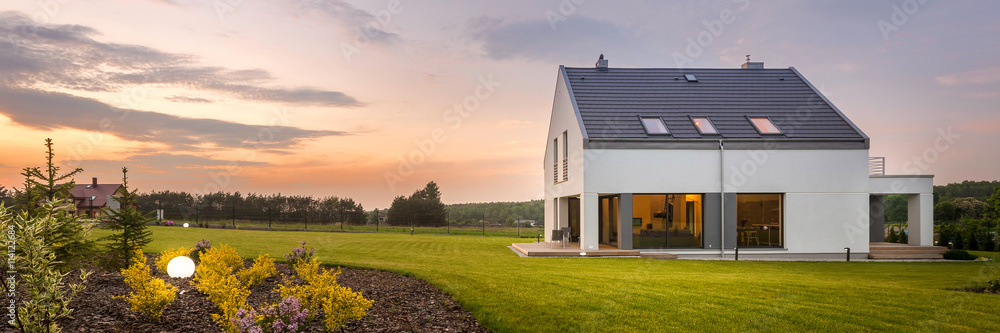 Obraz premium Beautiful home with amazing backyard