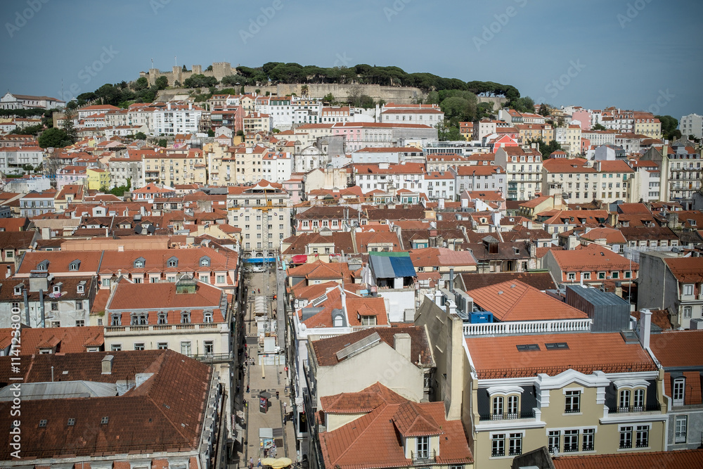 Le quartier de la Baixa et le Castelo de Sao Jorge à Lisbonne vus depuis la plateforme de l'elevador de Santa Justa.