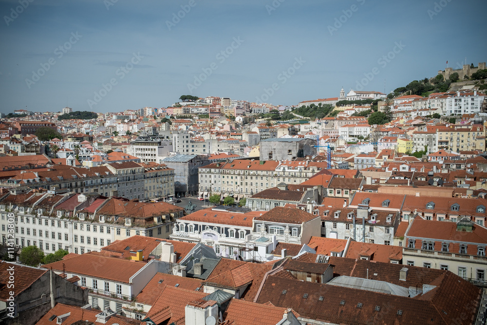 Le quartier de la Baixa à Lisbonne vus depuis la plateforme de l'elevador de Santa Justa.