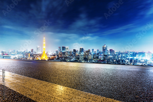 Canvas Print empty street with cityscape and skyline of tokyo at twilight