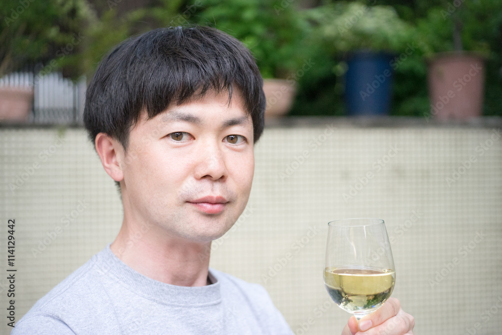 白ワインを手にする男性 白ワインを手にする男性