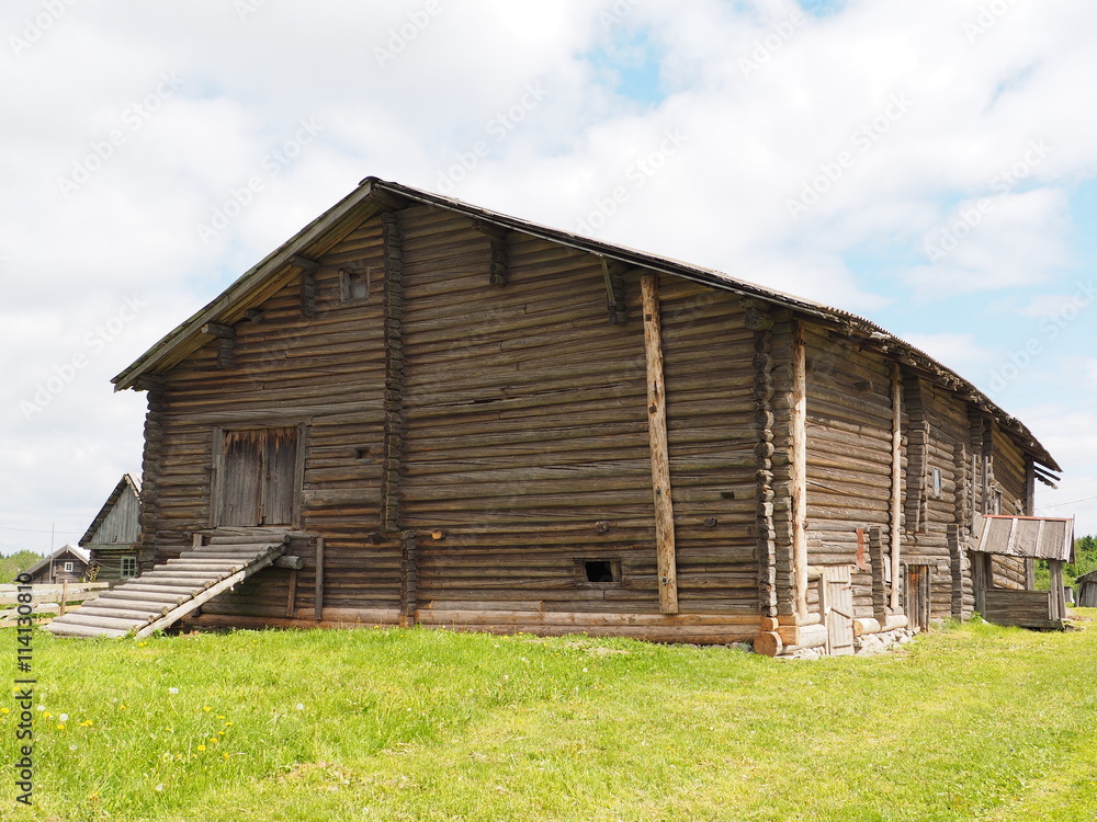 Obraz premium old wooden house in village