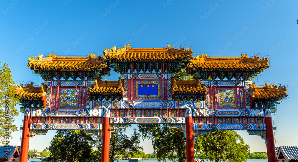 Fototapeta premium Zdobiony Paifang w Summer Palace w Pekinie