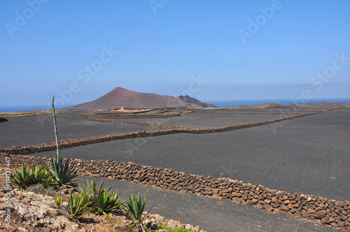 Lavalandschaft mit Vulkankegel auf spanischer Insel Lanzarote photo