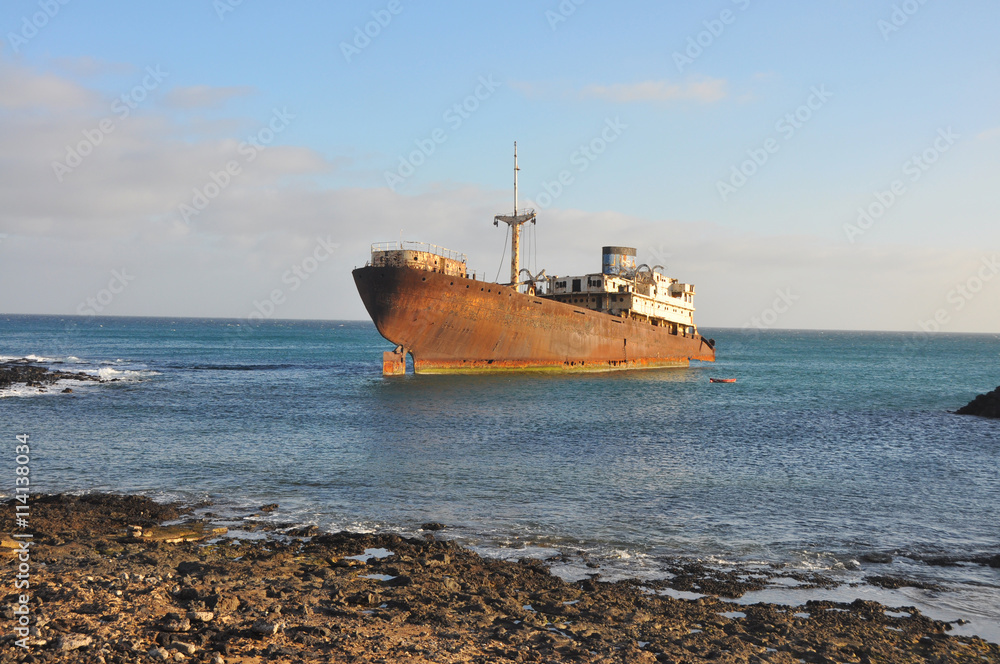 Schiffswrack an Küste von spanischer Vulkaninsel Lanzarote