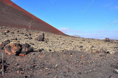 rote und graue Lavalandschaft auf spanischer Vulkaninsel Lanzarote photo