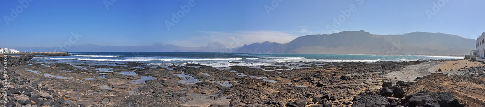 Lavalandschaft an der Küste von Lanzarote, Spanien Lavalandschaft an der Küste von Lanzarote, Spanien