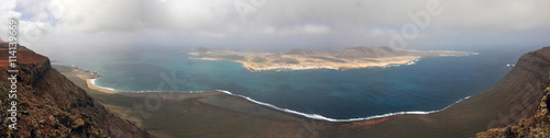 Panoramablick über Vulkanlandschaft der spanischen Insel Lanzarote