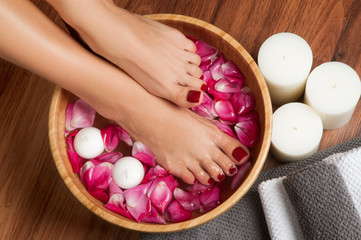 Handdoek met foto Pedicure Verzorgde voeten tijdens spa pedicure  © Dmytro Flisak