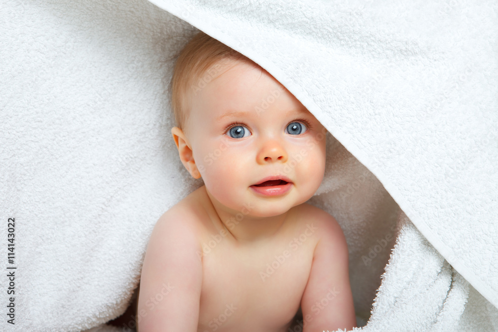 Fotografie baby under a towel