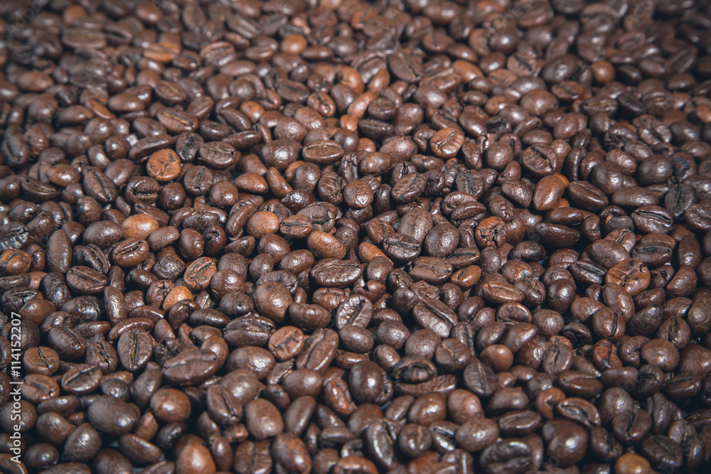 Naklejka premium Black coffee beans background
