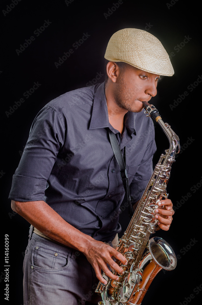 Naklejka premium In a dark background man playing his saxophone, passion music
