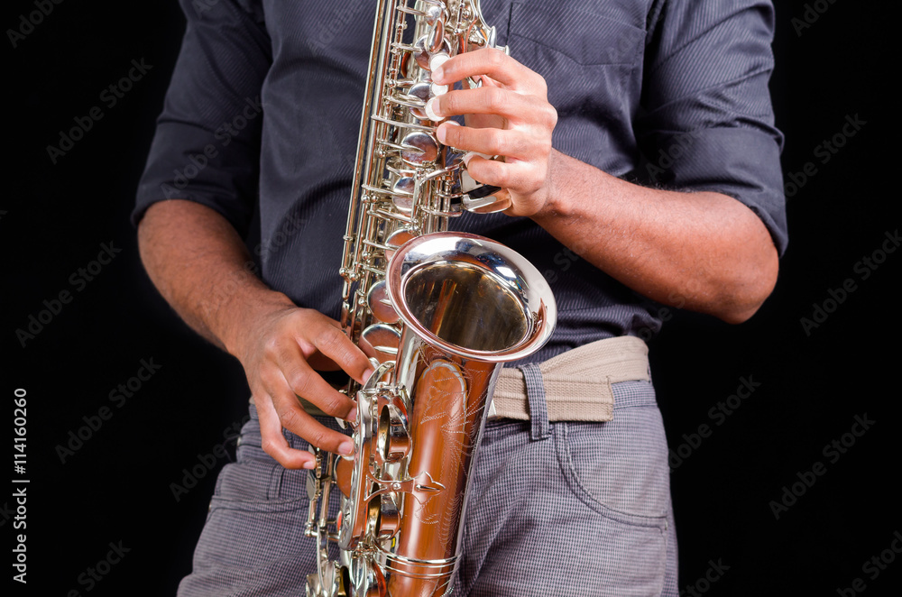 Obraz premium Saxophone view with hands playing it, view of the front