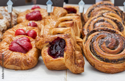 Foto Freshly baked goods in organic bakery