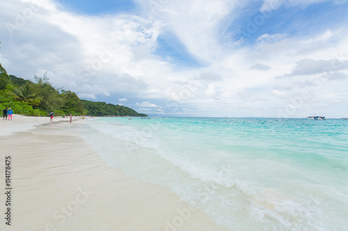 Fototapeta Naklejka Na Ścianę i Meble -  Beautiful tropical white sand beach in Thailand
