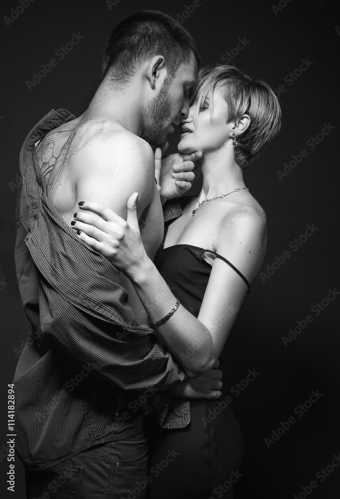 Hot and sexy young couple in love embracing and kissing. foto de Stock |  Adobe Stock