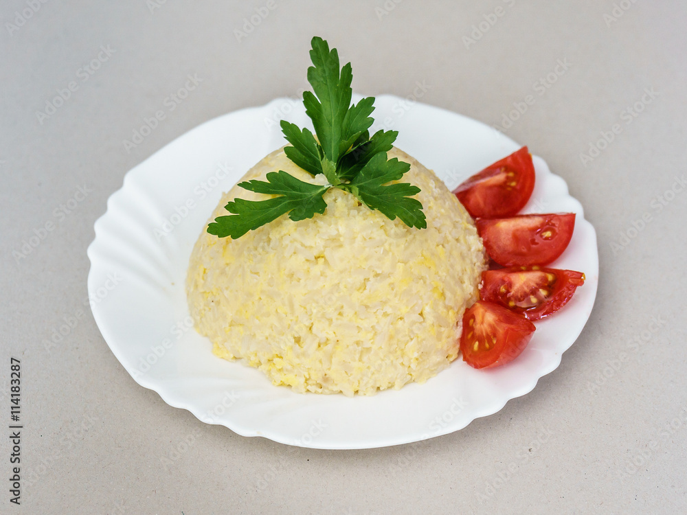 gebratener Reis mit Ei, Tomaten, Petersilie gebratener Reis mit Ei, Tomaten, Petersilie