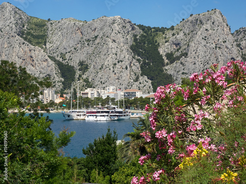 Küste und Berge in Kroatien - Hafen von Omiš - Mitteldalmatien