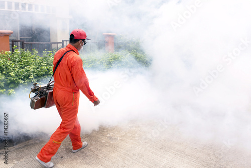 The employees of the municipality made by injection to control scourge of mosquitoes.