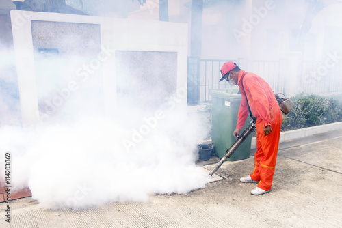 The employees of the municipality made by injection to control scourge of mosquitoes.