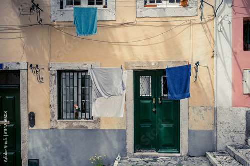 Linge   tendu devant une maison dans le quartier de l Alfama    Lisbonne.