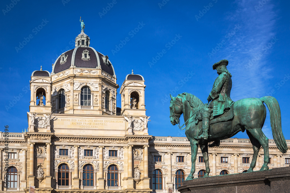 Fototapeta premium Wien - Naturhistorisches Museum - Reiterstandbild