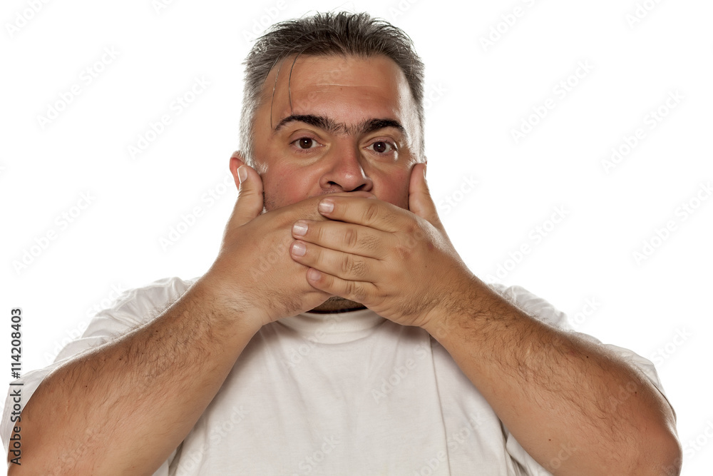 Obraz premium a fat man covering his mouth with his hands