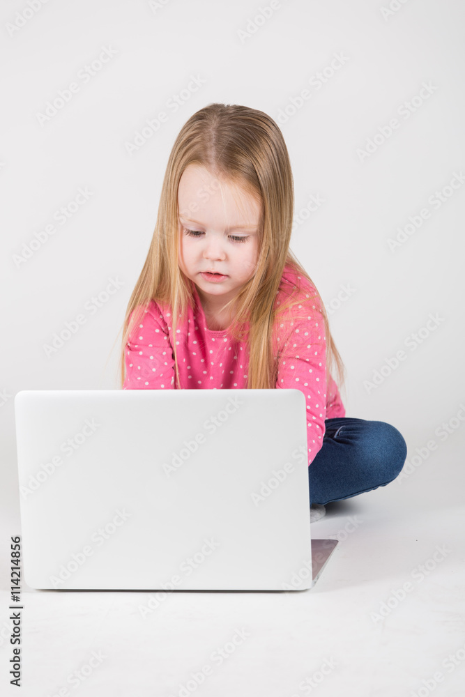 Kleines Mädchen / Heranwachsende sitzt frontal vor Laptop Kleines Mädchen / Heranwachsende sitzt frontal vor Laptop