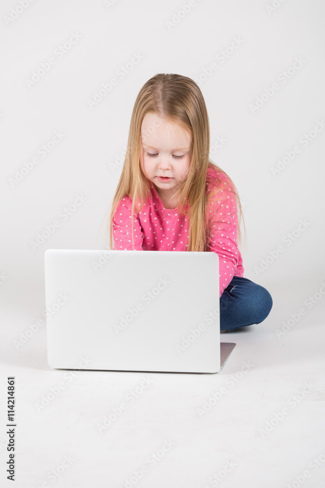 Kleines Mädchen / Heranwachsende sitzt frontal vor Laptop Kleines Mädchen / Heranwachsende sitzt frontal vor Laptop