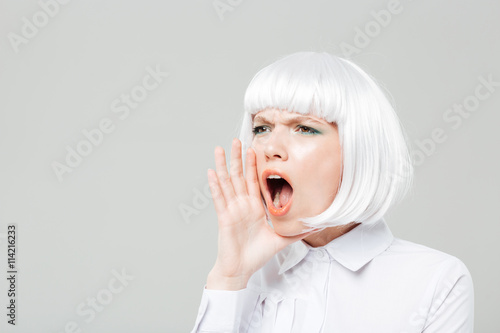 Canvastavla Pretty young woman shouting and calling for somebody