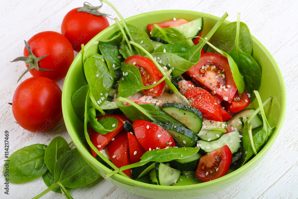 Salad with tomato, cucumber and spinach