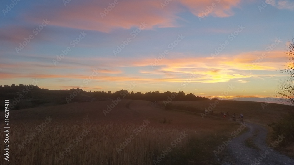 Obraz premium Pedalare al tramonto e verso l'infinito