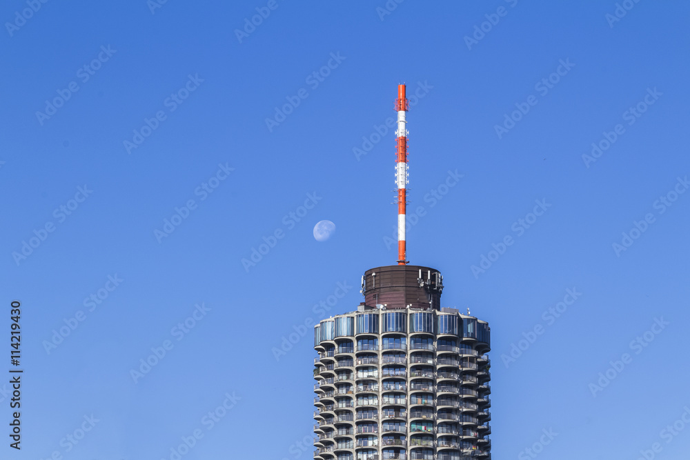 Mond neben Augsburger Hotelturm