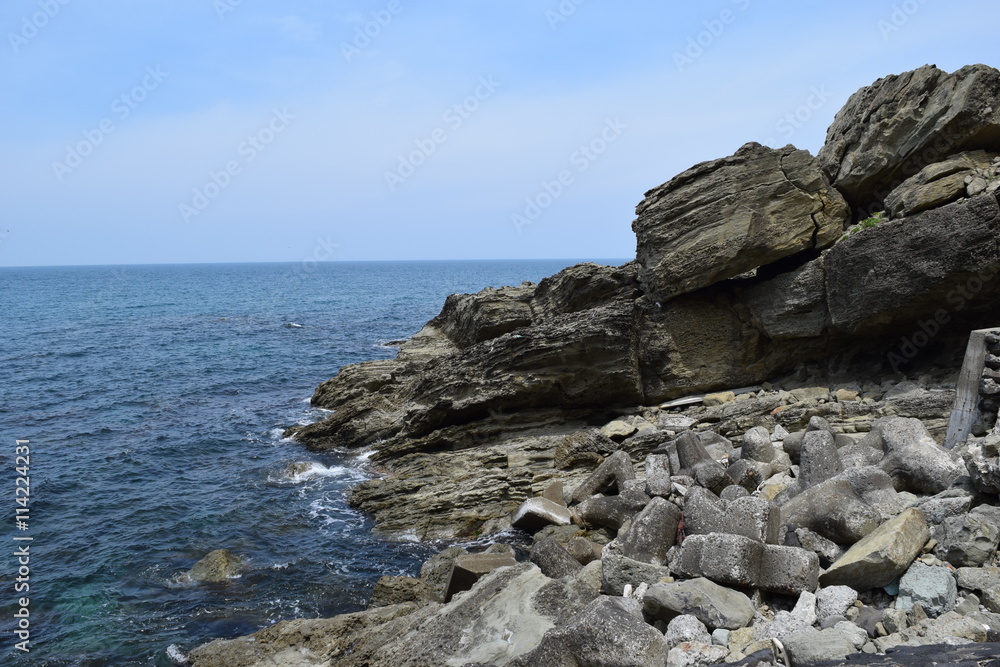 庄内海岸の岩場風景 ／ 山形県で庄内海岸の岩場風景を撮影した写真です。庄内海岸は非常にきれいな白砂と奇岩怪石の磯が続く、素晴らしい景観のリゾート地です。日本海トップランクのリゾート地として、五感の全てを満たす多くの魅力にあふれたエリアです。
