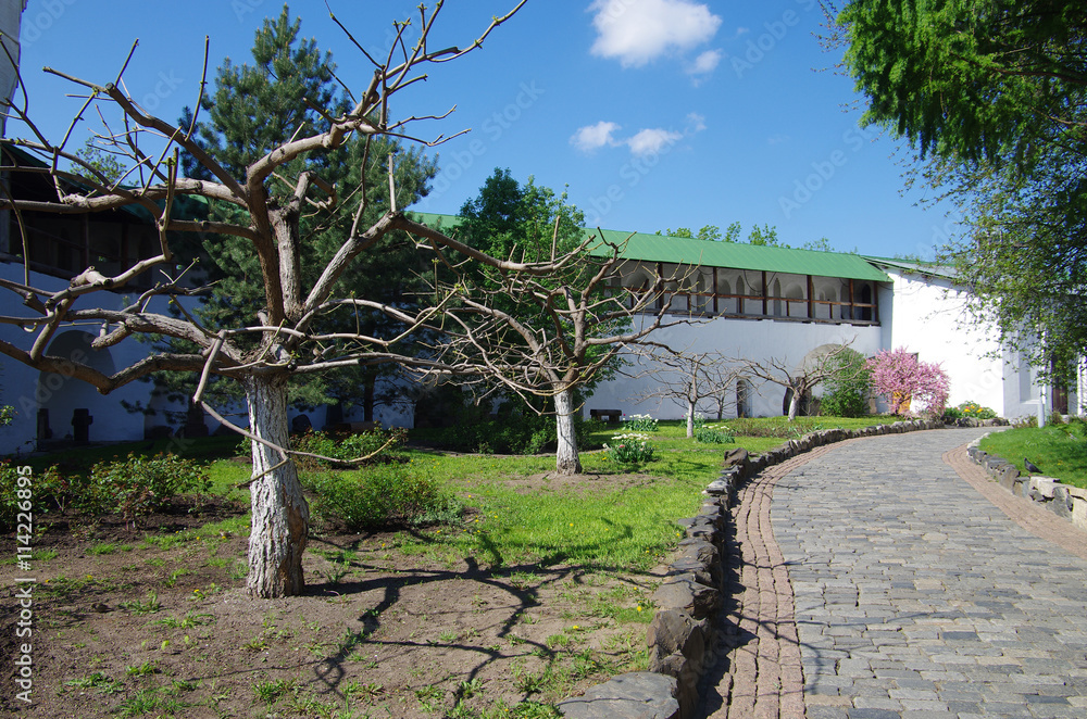 Fototapeta premium MOSCOW, RUSSIA - MAY, 2016: Novospassky Monastery in spring day