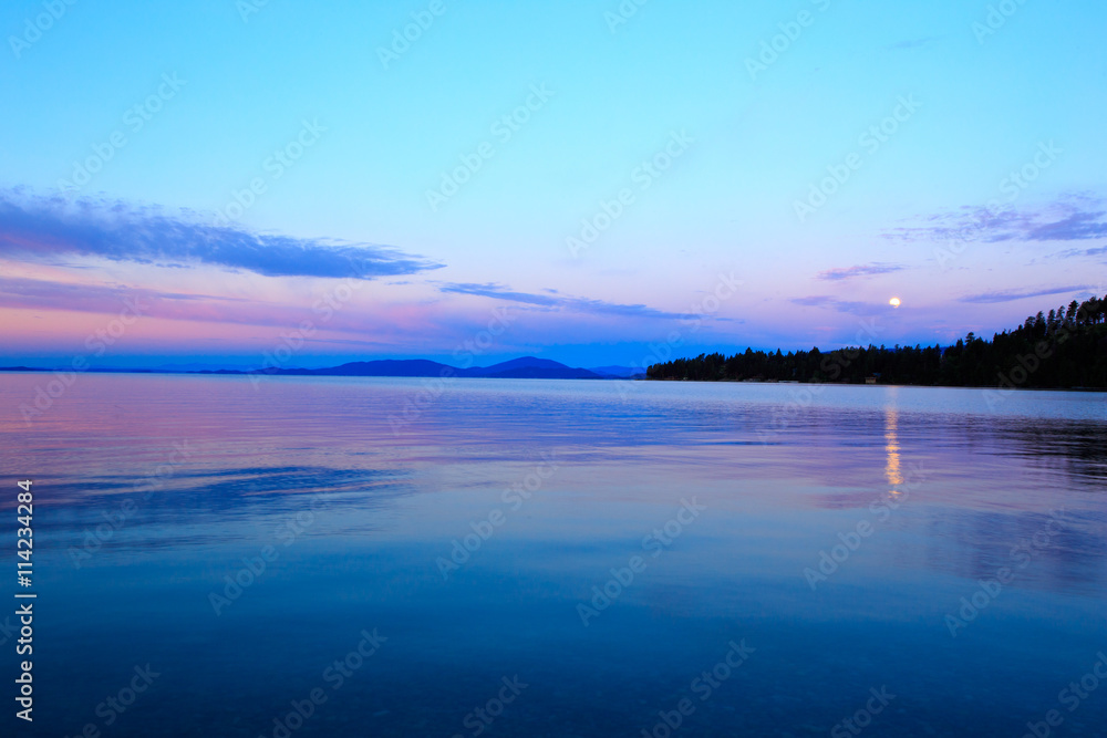 Naklejka premium Sunset over Flathead Lake.