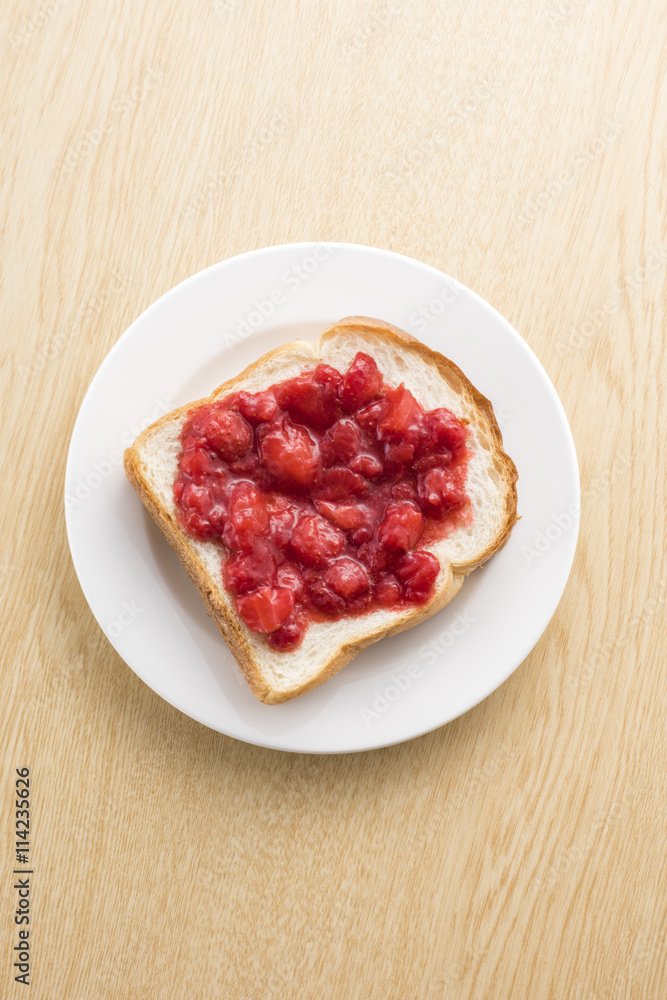 食パンに塗った苺ジャム 食パンに塗った苺ジャム