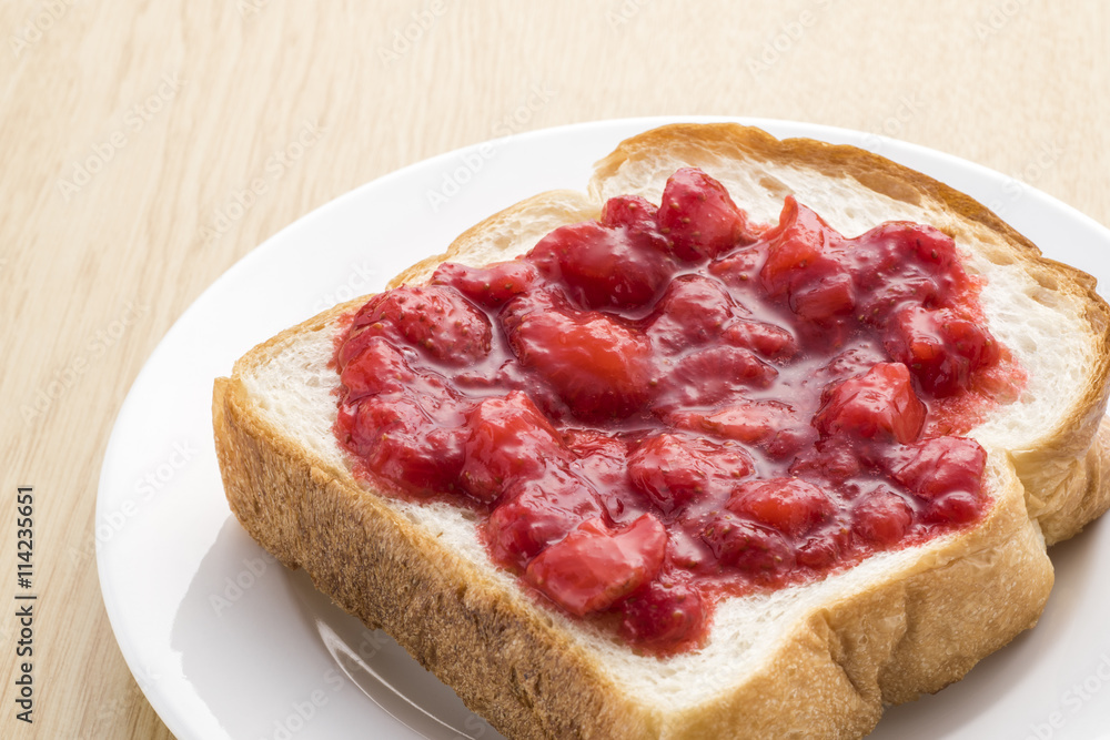 食パンに塗った苺ジャム 食パンに塗った苺ジャム
