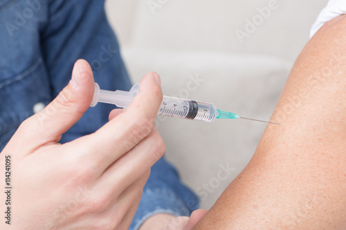 Canvas Print vaccinating a patient