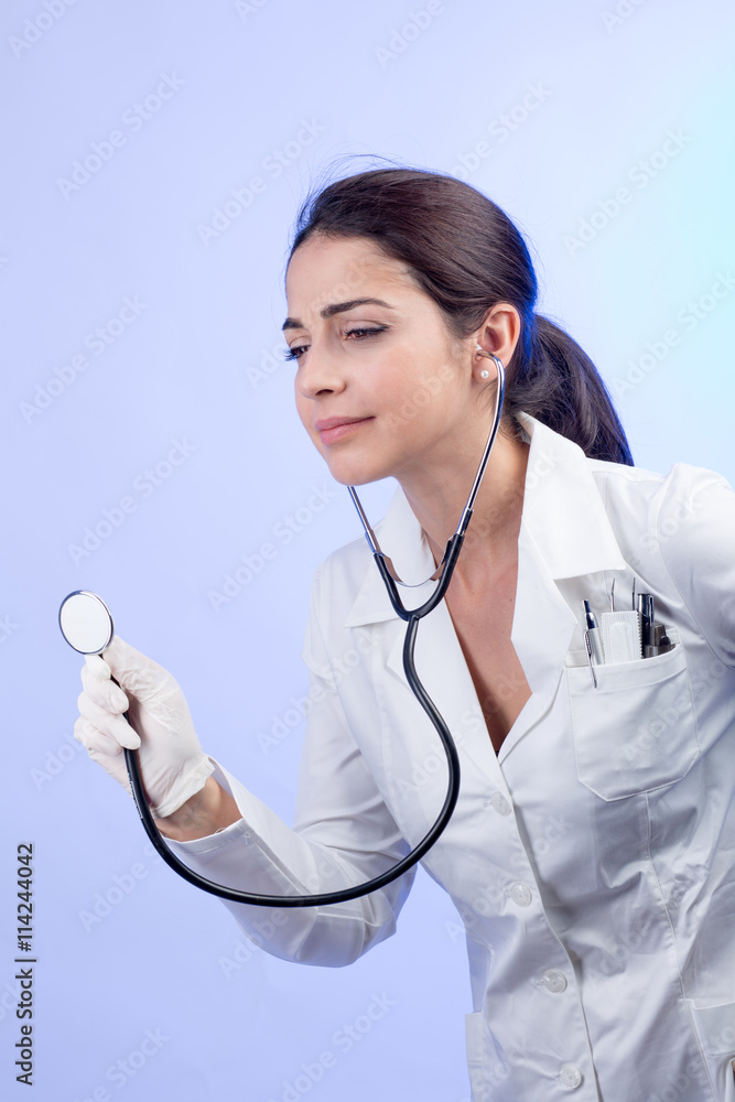 medico con camice bianco e stetoscopio su sfondo chiaro medico con camice bianco e stetoscopio su sfondo chiaro