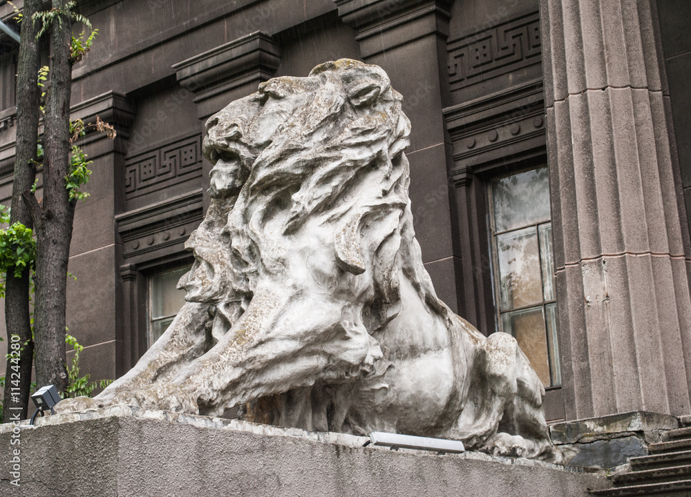 Lion sculpture / A statue of  reclining   stone   Bronze    White     statues at the entrance    in the center