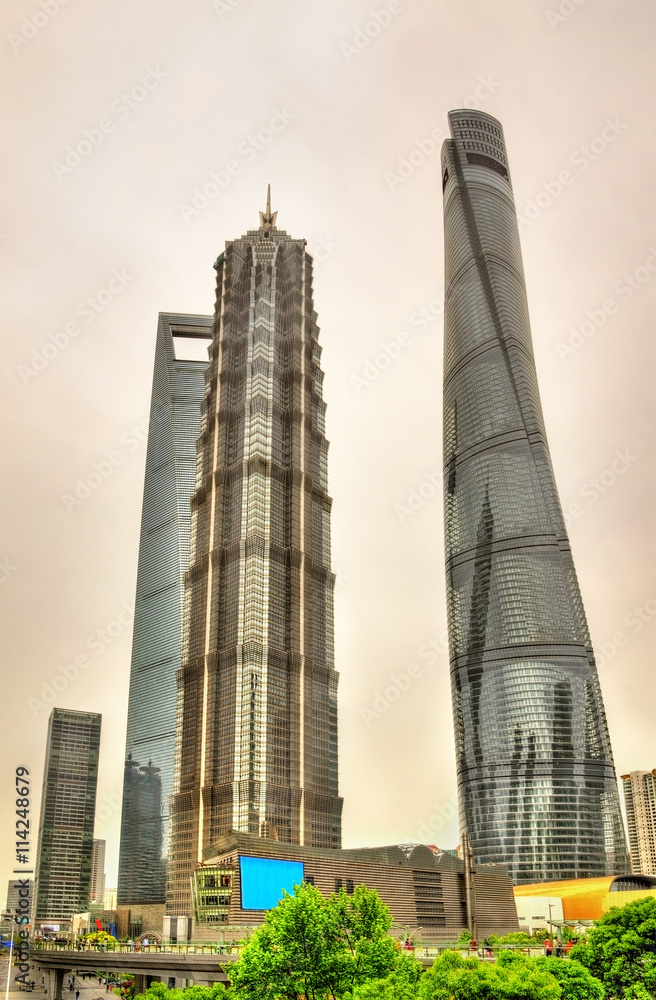 Fototapeta premium Shanghai skyscrapers at Lujiazui Financial District