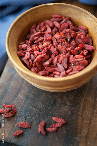 Goji berry i a wooden bowl