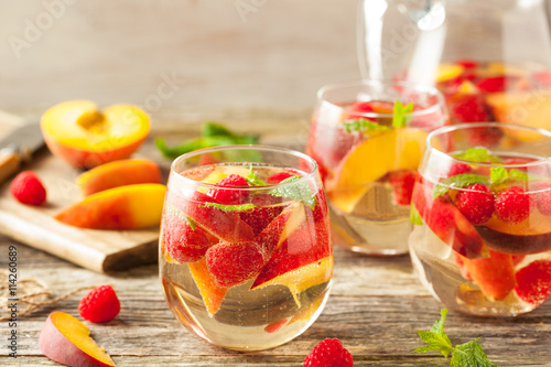 Tableau sur toile Homemade Sparkling White Wine Sangria