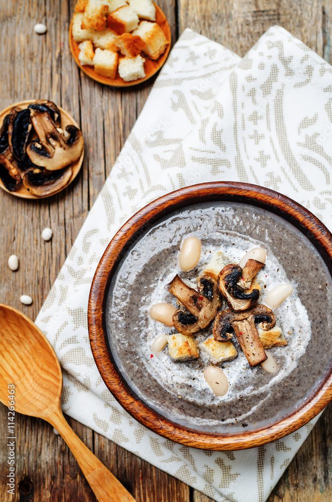 Fototapeta premium White bean mushrooms soup with croutons