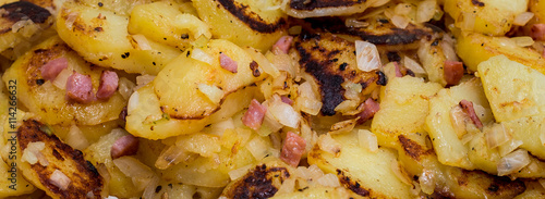 Pellkartoffeln Kartoffelscheiben mit Speck und Zwiebeln werden in der Pfanne zu leckeren Bratkartoffeln gebraten