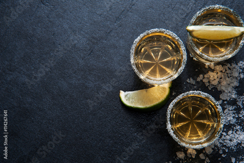 Obraz na płótnie Tequila shots with lime slice, top view