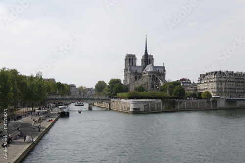 Cathédrale Notre Dame de Paris vue depuis un quai de Seine