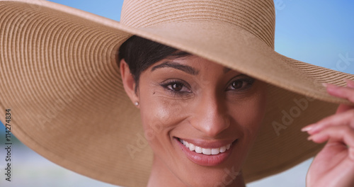 Εκτύπωση καμβά Black woman with big sunhat looking at camera and smiling